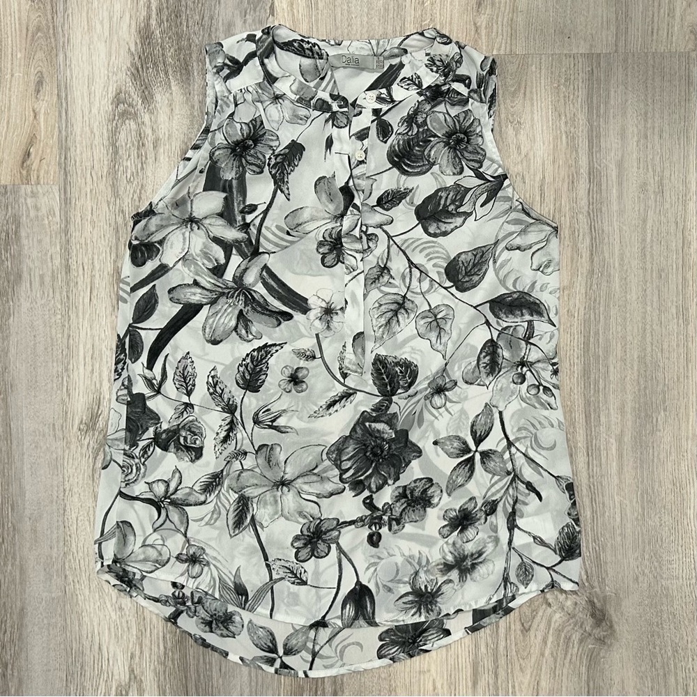 Dalia Black White Floral Sleeveless Blouse Lightweight Summer Top Size XS